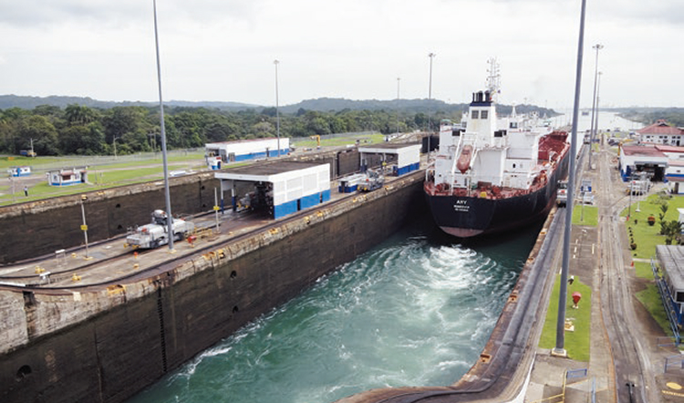 新パナマ運河を商業船で通峡